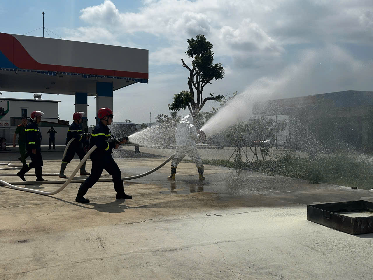 Thực tập phương án chữa cháy và cứu nạn, cứu hộ tại Cửa hàng kinh doanh xăng dầu ở Thôn 8, xã Tú Sơn (Kiến Thuỵ)